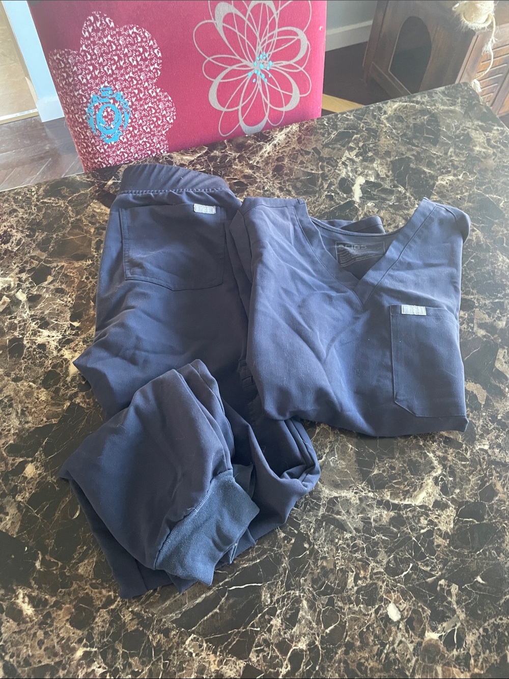 Classic Women's V-Neck Scrub Top and Jogger Pants Set - Grey Xsmall short